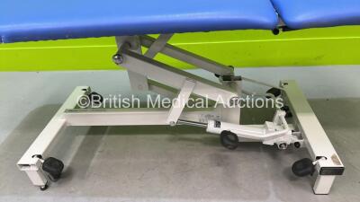 Plinth 2000 Hydraulic Patient Examination Couch - Missing 1 x Wheel (Hydraulics Tested Working - Rips to Cushions) *S/N 502HX22121707A* - 2