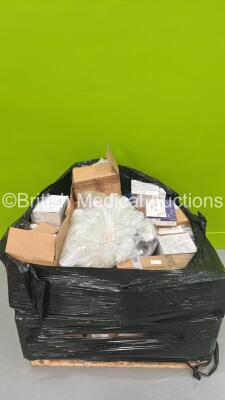 Pallet of Mixed Consumables Including Thermo Scientific Piercing PCR Plates, Falcon Serological Pipets and Durham Tubes (Majority In Date)