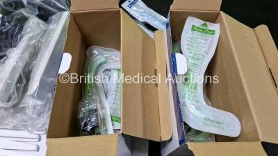 Mixed Lot Including 40 x Smiths Medical Single Patient Use Pump Pouch Ref 21-2170-64, 10 x Smiths Medical Single Use Pump Pouch Ref 21-2171-25, 13 x Airtraq Avant Guided Video Intubation Ref A-521 Small *All Expired*, 3 x Airtraq Avant Guided Video Intuba - 10