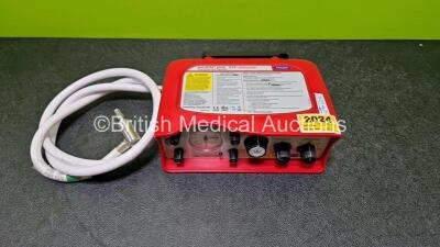 Smiths Medical ParaPAC Plus 310 Transport Ventilator MR Conditional *Mfd 2019* (Cracked Case - See Photos) with 1 x Hose and 1 x Lithium Battery *SN 1910041* - 2