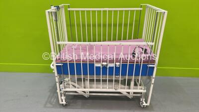 Huntleigh Electric Infant Cot with Mattress and Controller (Powers Up) *SN na*