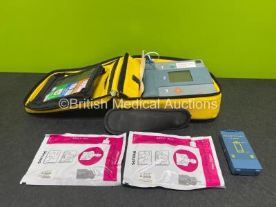 Heartstream Forerunner Defibrillator Including 1 x LiMnO2 Battery and 2 x Electrode Packs *Both Expired* in Carry Case (Damage to Casing - See Photos)