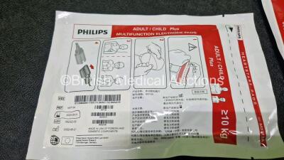 Philips Heartstart Intrepid Defibrillator *Mfd 06-2020* in Box (Powers Up) Including ECG and Printer Options with 1 x Paddle Lead, 1 x 3 Lead ECG Lead, 1 x Li-ion Rechargeable Battery, 1 x Power Cord, 8 x Philips Heartstart Pads *All Expired* and User Man - 20