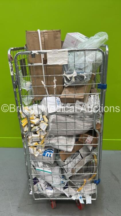 Job Lot of Consumables Including Insulin Pen Needles, Airtraq Avant Disposable Blades and Eyecups and Examination Gloves (Cage Not Included)