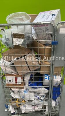 Job Lot of Consumables Including Insulin Pen Needles, Airtraq Avant Disposable Blades and Eyecups and Examination Gloves (Cage Not Included) - 2