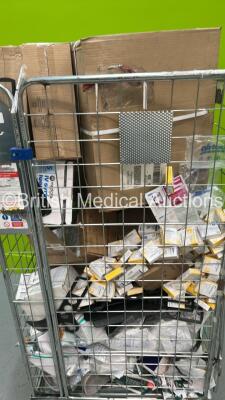 Job Lot of Consumables Including Insulin Pen Needles, Airtraq Avant Disposable Blades and Eyecups and Examination Gloves (Cage Not Included) - 3