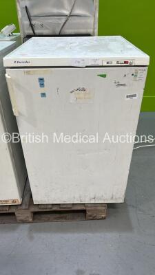 Electrolux Fridge (Powers Up) *16460*