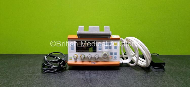 Drager Oxylog 3000 Plus Transport Ventilator Software Version 01.08 *Mfd 2014* Ref 5704811-18 (Powers Up, Damaged Casing - See Photo) with 1 x Lithium Battery and 1 x Hose