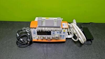 Drager Oxylog 3000 Plus Transport Ventilator Software Version 01.08 *Mfd 2014* Ref 5704811-18 (Powers Up, Damaged Casing - See Photo) with 1 x Lithium Battery and 1 x Hose - 2