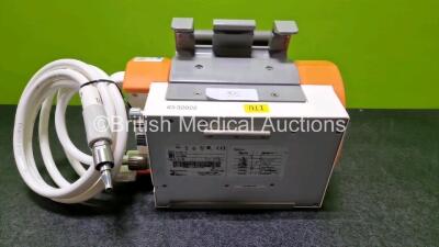 Drager Oxylog 3000 Plus Transport Ventilator Software Version 01.08 *Mfd 2014* Ref 5704811-18 (Powers Up, Damaged Casing - See Photo) with 1 x Lithium Battery and 1 x Hose - 11