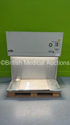 Nuaire Horizontal Laminar Flow Cabinet (Powers Up) *S/N 80348101702* ***RAK***