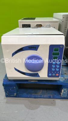 MDS LF-8L Steam Sterilizer / Autoclave (Powers Up - Inside Door Trimmings Loose - See Photo) ***RAK***