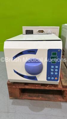 MDS 8L Steam Sterilizer / Autoclave (Powers Up) ***RAK***