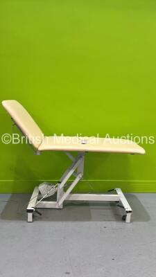 Plinth 2000 Electric Patient Examination Couch with Controller (Powers Up) *S/N502EW10051076*