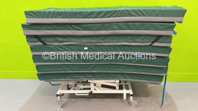 Huntleigh Akron Hydraulic Patient Examination Couch Ref 3331 (Hydraulics Tested Working) with 7 x Hospital Bed Mattresses *S/N 166811* **A/N NA**