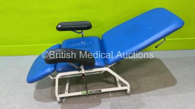 Plinth Reclining Treatment Chair with Rests *113BABW11220394A*