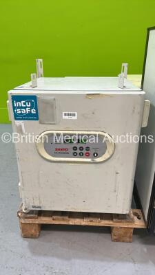 Sanyo MCO-5AC CO2 Incubator (Powers Up) *17436*