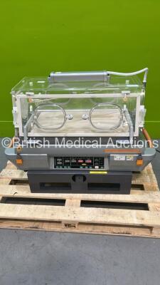 Atom Medical V-808 Atom Transcapsule Transport Incubator with Mattress (Powers Up) *S/N 181200757* **W**