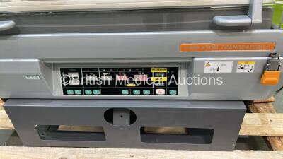 Atom Medical V-808 Atom Transcapsule Transport Incubator with Mattress (Powers Up) *S/N 181200756* **W** - 2