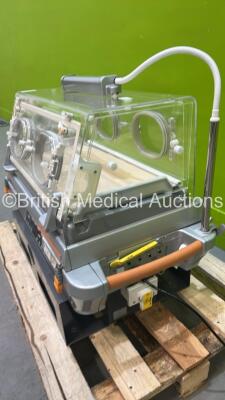 Atom Medical V-808 Atom Transcapsule Transport Incubator with Mattress (Powers Up) *S/N 181200756* **W** - 3