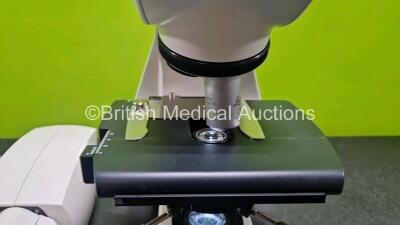 Leica DM750 Benchtop Microscope (Powers Up) with 1 x HC PLAN 10x/20 Eyepiece and 1 x HI PLAN 20x/0.40 PH 1 OpticV - 3