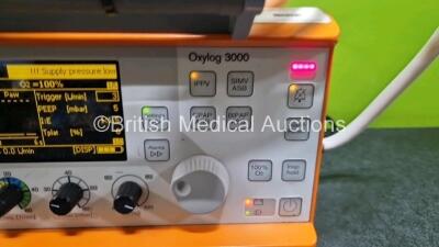 Drager Oxylog 3000 Plus Transport Ventilator Software Version 01.24 *Mfd 2008* (Powers Up) *SN SRZH-0125* (g) - 3