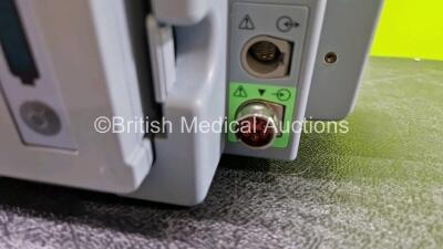 Medtronic Physio-Control 12-Lead Lifepak 15 Monitor / Defibrillator *Mfd 2012* Ref 99577-000674, P/N V15-2-001021 with Pacer, CO2, SPO2, NIBP, ECG, P1, P2, Printer and Auxiliary Power Options and 2 x Flat Li-Ion Batteries (Powers Up with Stock Battery - S - 12