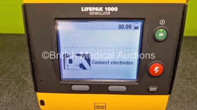 Medtronic Lifepak 1000 Defibrillator *Mfd - 2013* (Powers up with Stock Battery Stock Battery Not Included) - 2