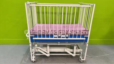 Huntleigh 31300E/L Electric Infant Cot With Mattress and Controller (Powers Up) *S/N CKM004735* **A/N 029995**