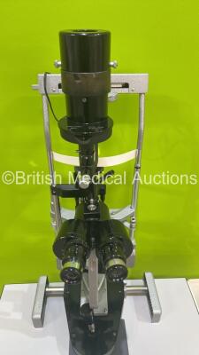 Haag Streit Bern SL900 Slit Lamp with Binoculars, 2 x 10x Eyepieces, 2 x 16x Eyepieces, 1 x 25x Eyepiece and Chin Rest on Hydraulic Table (Powers Up with Good Bulb) *S/N U90022454** - 3