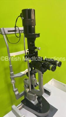 Haag Streit Bern SL900 Slit Lamp with Binoculars, 2 x 10x Eyepieces, 2 x 16x Eyepieces, 1 x 25x Eyepiece and Chin Rest on Hydraulic Table (Powers Up with Good Bulb) *S/N U90022454** - 9