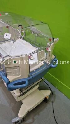 Drager Caleo Infant Incubator Version 2.11 with Mattress *Mfd-2009* (Powers Up) *SN ASAL-0033* - 4