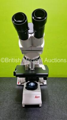 Leica DM750 Benchtop Microscope (Powers Up) with 2 x HC PLAN 10x/20 Eyepieces and 1 x HI PLAN 20x/0.40 PH 1 Optic - 2