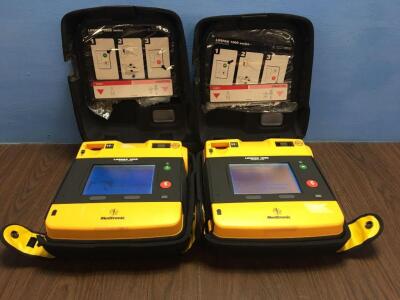 2 x Physio-Control/Medtronic Lifepak 1000 Defibrillators Version 2.51 with Carry Cases,2 x Batteries and 2 x Electrodes (Both Power Up)