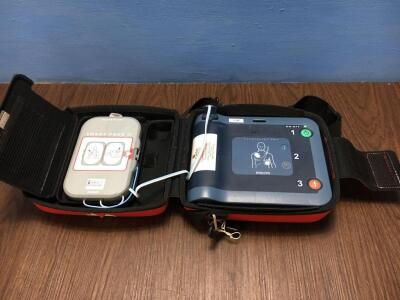 Philips Heartstart FRx Defibrillator with Battery and Smart Pads II in Carry Case (Powers Up) *B12K-01378*