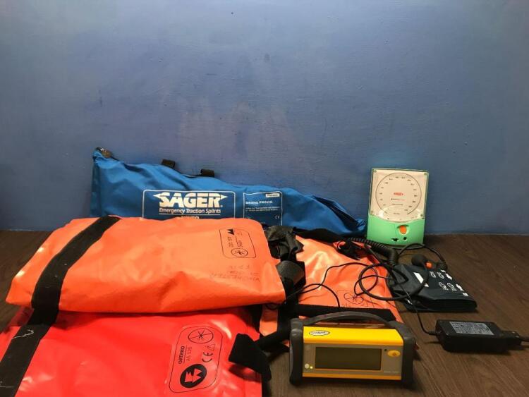 Mixed Lot Including 1 x Sager Emergency Traction Splint, 2 x Ferno AS120 Vacuum Mattresses, 1 x Ferno AS100 Vacuum Mattress, 1 x Acuson BP Meter and 1