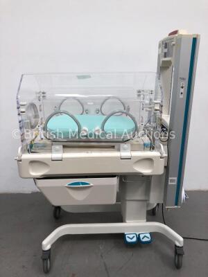 Ohmeda Medical Giraffe OmniBed Infant Incubator with Mattress (Powers Up-Missing Front Insert-See Photo) * SN HDHK51902 *
