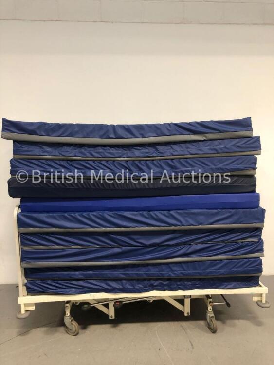 Huntleigh Nesbit Evans Hydraulic Hospital Bed with 10 x Mattresses *S/N NA*