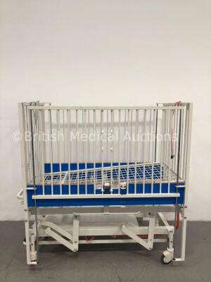 5 x Huntleigh Electric Cots with Controller (1 in Pictures 5 in Lot - Stock Photo Used) *S/N GEL091384 / GEL091375 / GEL092044 / GEL092060 / 578083578