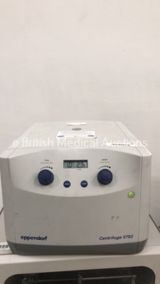 Eppendorf Centrifuge 5702 (Powers Up)