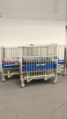 5 x Huntleigh Electric Cots with 5 x Controller and 2 x Mattresses (All Power Up) * SN