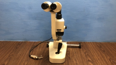 Topcon SL-1E Slit Lamp with 2 x Eyepieces (Unable to Test Due to No Power Supply)