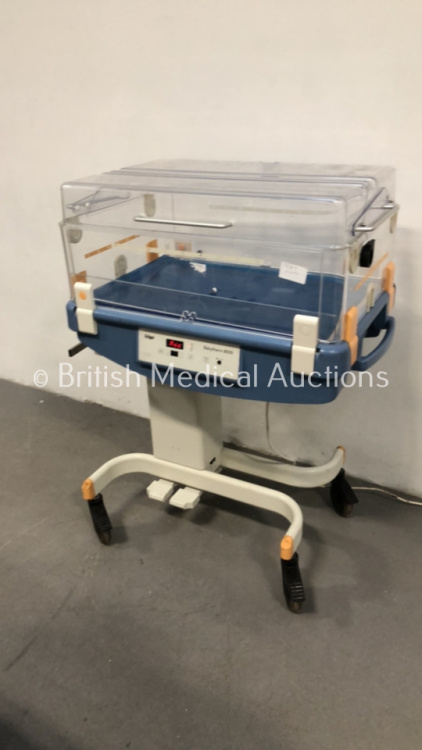 Drager Babytherm 8000 Infant Incubator (Powers Up)