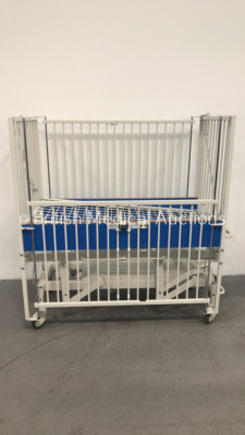 Huntleigh Electric Infant Cot with Controller (Powers Up)