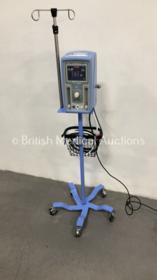 Carefusion Infant Flow SiPAP on Stand with Hoses Part No 675-CFG-004 *Mfd 06/2012* (Powers Up - Damaged - See Pictures)