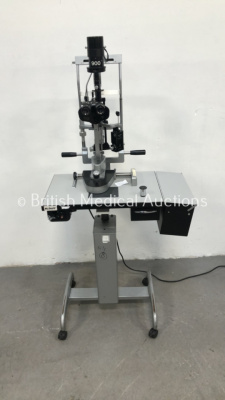 Haag Streit Bern SL 900 Slit Lamp with 2 x 12,5x Eyepieces and 1 x 16x Eyepiece on Hydraulic Table (Powers Up with Good Bulb) *S/N NA*