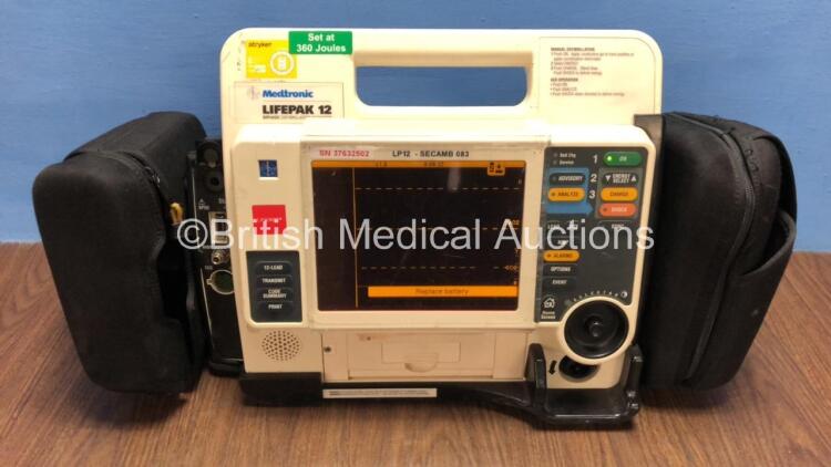 Medtronic Lifepak 12 Biphasic Defibrillator / Monitor with Screen Protector, 1 x Battery and CO2 Option *Mfd 2009* (Powers Up) *37632502*
