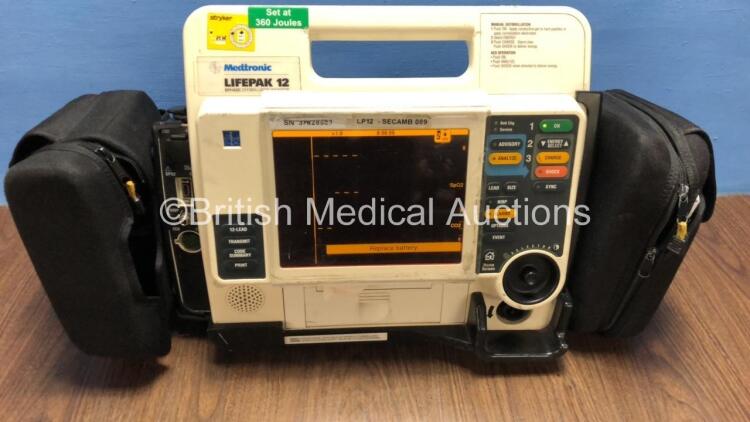 Medtronic Lifepak 12 Biphasic Defibrillator / Monitor with Screen Protector and 1 x Battery*Mfd 2009* (Powers Up) *37628583*