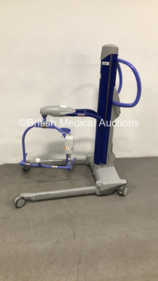 Arjo Maxi Move Electric Patient Hoist with Controller (Unable to Test Due to No Battery) * SN KMC-03303 *