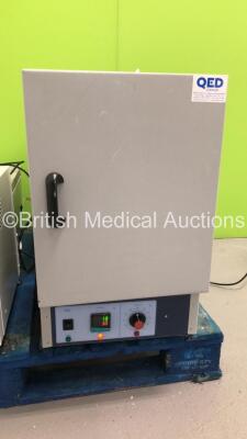 QED GP/40/W Incubator (Powers Up - Door Won't Close)